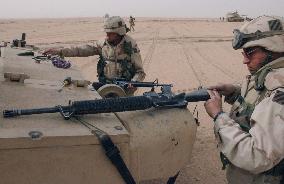 (3)U.S. soldiers in Kuwait